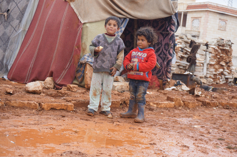 Dzieci - uchodźcy z Aleppo w Syrii. Fot. Polska Misja Medyczna Kempa: zwiększyliśmy nakłady na pomoc humanitarną