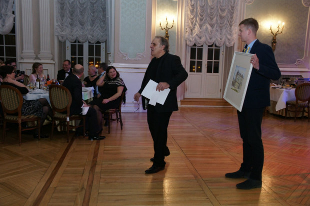 Licytacja obrazów wczasie balu charytatywnego. Fot: Biuro Promocji i Rekrutacji UMB Białystok: charytatywny bal karnawałowy na rzecz hospicjum