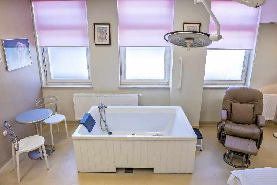 Sala Porodów Naturalnych Szpital Specjalistyczny im. Świętej Rodziny w Warszawie Fot. Materiały prasowe (zdjęcie ilustracyjne) Stalowa Wola: nie ma groźby likwidacji żadnego ze szpitalnych oddziałów
