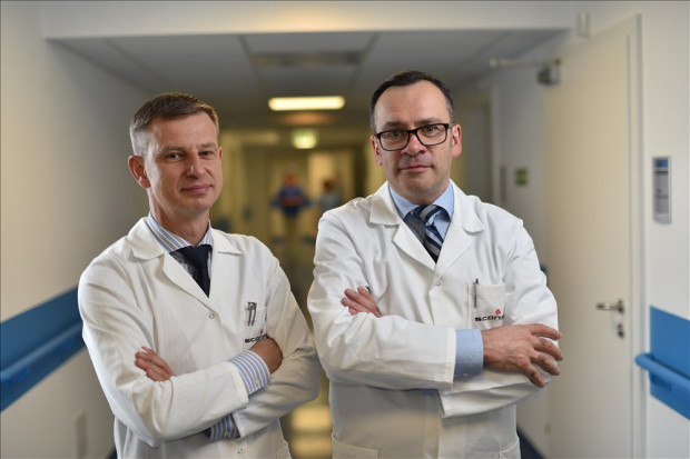 Prof. Marcin Jóźwik (od lewej) i dr Paweł Szymanowski przeprowadzili pionierską w Polsce operację neuromodulacji pęcherza moczowego. Fot. SCANMED SA Kraków: pionierska w Polsce operacja neuromodulacji pęcherza moczowego