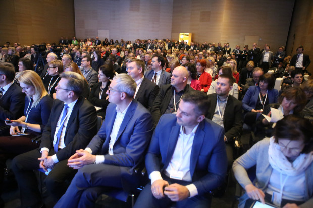 Na zdj. uczestnicy sesji dot. finansowania ochrony zdrowia II Kongresie Wyzwań Zdrowotnych w Katowicach. Fot. PTWP Prezes NFZ: podwyżki płac w ZOZ-ach zależą od dyrektora jednostki, nie od ministra zdrowia