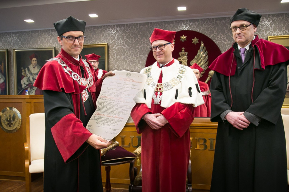 Prof. Dietger Niederwieser odebrał tytuł doktor honoris causa WUM z rąk JM Rektora prof. Mirosława Wielgosia oraz dziekana I Wydziału Lekarskiego prof. Pawła Włodarskiego. Fot. Archiwum Wybitny hematolog prof. Niederwieser doktorem honoris causa WUM
