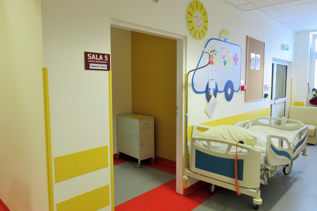 Na Oddziale Ortopedyczno-Urazowym w pawilonie pediatrycznym Wojewódzkiego Szpitala Zespolonego w Kielcach przebywa już kilkoro małych pacjentów, którzy doznali urazu w trakcie zabawy na trampolinie. Fot. Materiały prasowe Kielce: ortopedzi ostrzegają przed zabawą na trampolinach