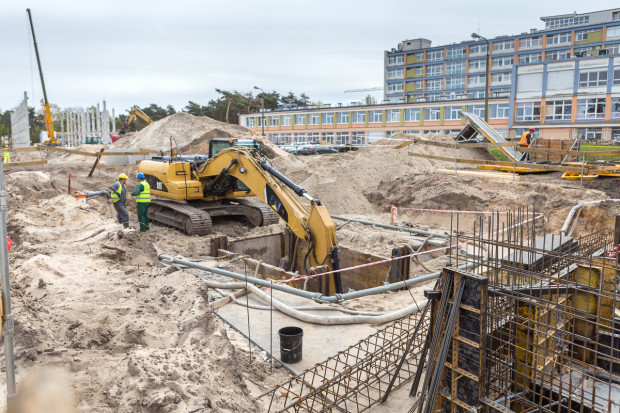 Plac budowy będą mogły zwiedzić dwie piętnastoosobowe grupy pod opieką przewodników. Fot. Szymon Zdziebło/tarantoga.pl Toruń: zaproszenie do zwiedzania budowy szpitala na Bielanach