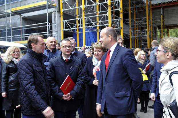 Budowa Centrum Medycyny Nieinwazyjnej - zawieszenie wiechy. Fot. GUMed Gdańsk: budowa Centrum Medycyny Nieinwazyjnej idzie pełną parą