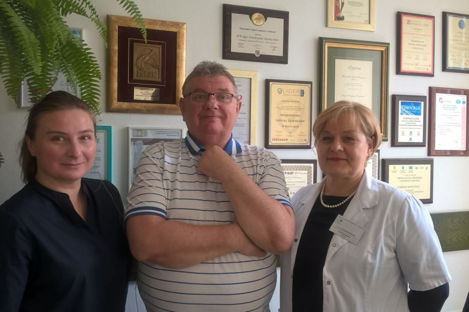 Na zdjęciu: prezes Stowarzyszenia Ewa Zajączkowska (po lewej), wiceprezes Stowarzyszenia dr Grażyna Pazera oraz Andrzej Domański, dyrektor Wojewódzkiego Szpitala Zespolonego. Fot. Materiały prasowe Kielce: przy Klinice Neonatologii powstało stowarzyszenie na rzecz wcześniaków