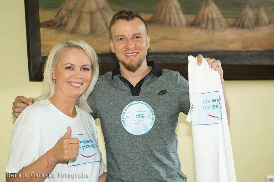 Zarząd powiatu podziękował Monice Jaskólskiej za inicjatywy wspierające Szpital Pediatryczny w Bielsku-Białej (na zdjęciu z Piotrem Kupichą z zespołu Feel). Fot. Materiały prasowe Zbierała na malucha dla Hanksa i na szpital, ale to nie koniec