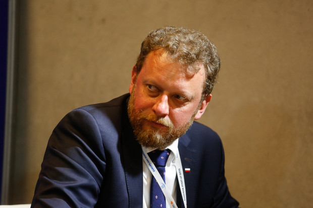 Minister zdrowia zaznaczył, że o tym, czy obecne umowy zostaną przedłużone, musi zdecydować parlament, bo wymaga to nowelizacji ustawy. Fot. PTWP Będą aneksy na AOS? Minister Szumowski: skłaniamy się ku temu...