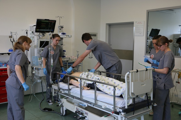 Zawody odbywały się w największym i najnowocześniejszym Centrum Dydaktyki i Symulacji Medycznej SUM, w którym od 2012 r. uczą się studenci tej uczelni. Fot. SUM Katowice: studenci medycyny z Lublina najlepiej „leczyli” symulatory