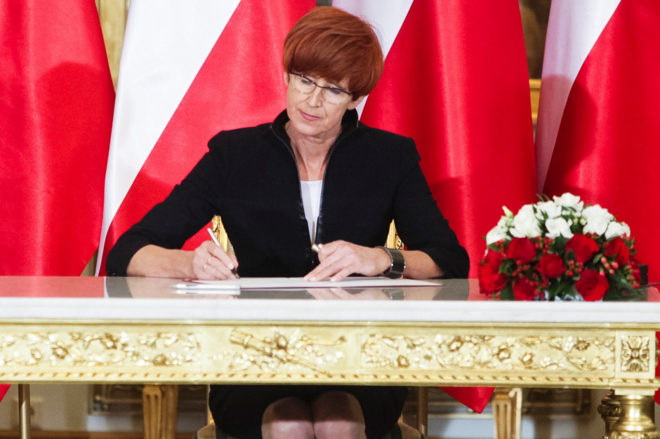Elżbieta Rafalska, minister rodziny, pracy i polityki społecznej Szczecin: ruszyły konsultacje drugiego pakietu programu "Za życiem"
