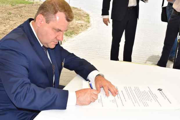 W trakcie podpisywania aktu erekcyjnego budowy nowego ośrodka; FOT. Mazowiecki Szpital Wojewódzki w Siedlcach Sp. z o.o. Siedlce: oficjalnie ruszyła budowa ośrodka onkologii