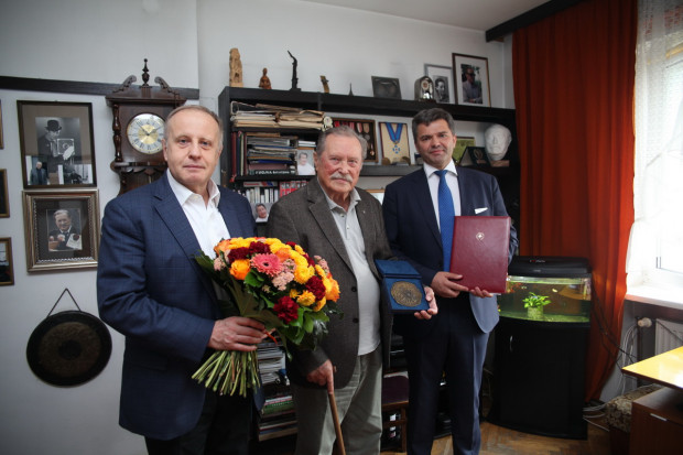 Prof. Adam Witkowski i prof. Dariusz Dudek uhonorowali Emila Karewicza pamiątkowym medalem Polskiego Towarzystwa Kardiologicznego. Fot. ELEVEN ZETT Productions Emil Karewicz uhonorowany medalem Polskiego Towarzystwa Kardiologicznego