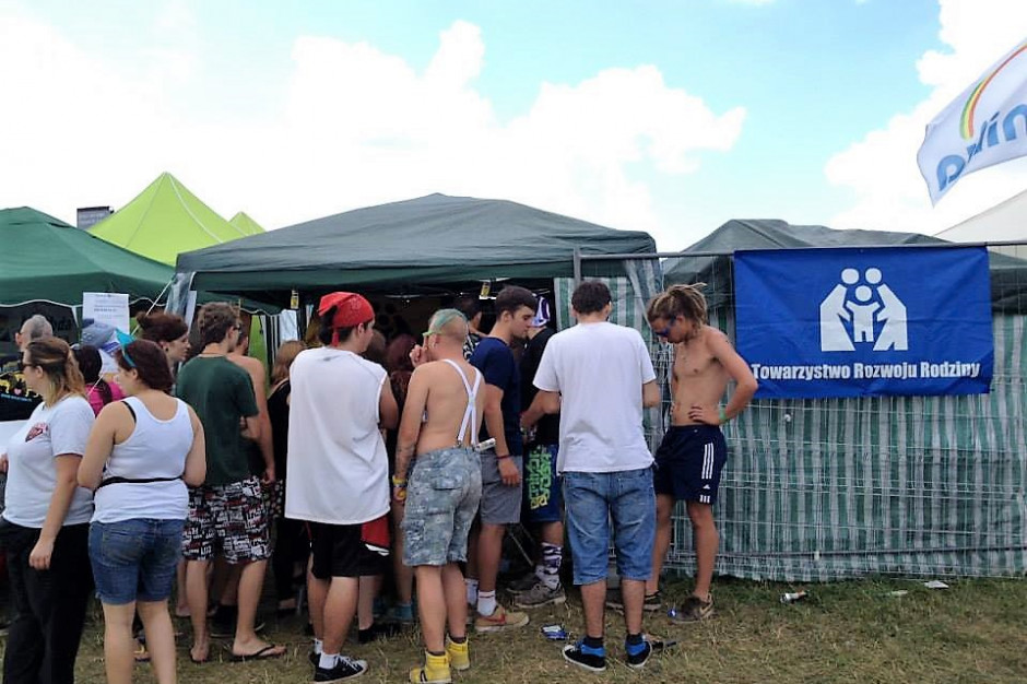 Na stoisku edukacyjnym woodstockowicze mogą dowiedzieć się wszystkiego na temat profilaktyki HIV/AIDS i zakażeń przenoszonych drogą płciową. Fot. Materiały prasowe Przystanek Woodstok to również Przystanek Zdrowie: będzie o seksie i HIV