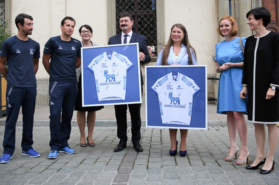 Przekazanie koszulek członkom Parlamentarnego Zespołu ds. Cukrzycy przez kolarzy Teamu Novo Nordisk. Fot. materiały prasowe Tour de Pologne: ścigają się by utrzymać cukrzycę w ryzach