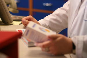 W przypadku przekroczenia uprawnień aptekarz może ponieść konsekwencje z tytułu odpowiedzialności zawodowej. W grę wchodzi również kara dla apteki, a nawet odebranie zezwolenia na prowadzenie placówki. Fot. PTWP/Andrzej Wawok Lek na receptę wydany bez recepty? To możliwe, ale w drodze wyjątku