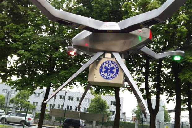 Trwają prace nad wdrożeniem systemu transportu medycznego z wykorzystaniem dronów. Fot. Novelty Drony transportujące krew? Tak, to może się udać