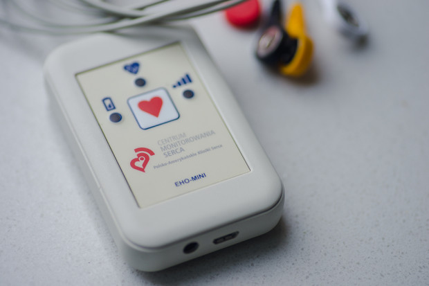 Telemonitoring serca wykrywa zaburzenia we wczesnym stadium, a przez transmisję EKG pozwala je precyzyjnie zdiagnozować i udzielić choremu natychmiastowej pomocy. Fot. Materiały prasowe PCM Piekary Śl.: startuje projekt zdalnego monitoringu serca