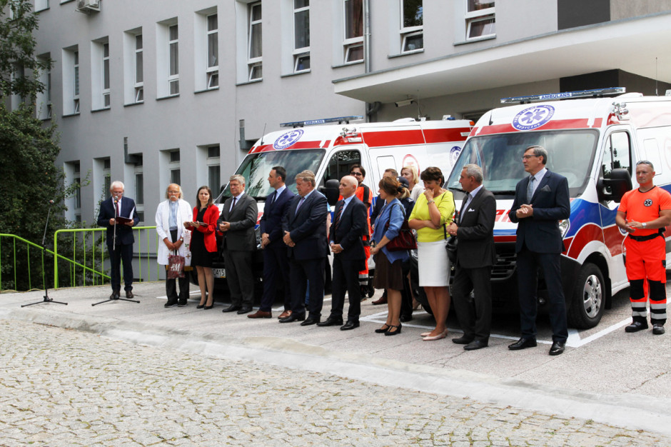 Nowe ambulanse kosztowały ponad 785 tys. zł. Zostały przekazane skierniewickiemu szpitalowi 16 sierpnia, pracę rozpoczną 1 września. Fot. Materiały prasowe Skierniewice: szpital ma nowe ambulanse, rozpoczną pracę 1 września