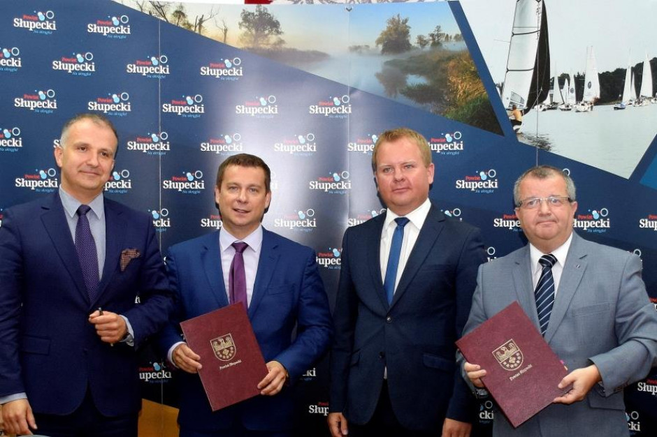 Umowę ze strony powiatu podpisali starosta Mariusz Roga i wicestarosta Szymon Grzywiński, a ze strony wykonawcy – prezes zarządu Komputronik Biznes Wojciech Buczkowski i wiceprezes Sebastian Pawłowski. Fot. Materiały prasowe Słupca: umowa na rozbudowę szpitala za 22,9 mln zł podpisana