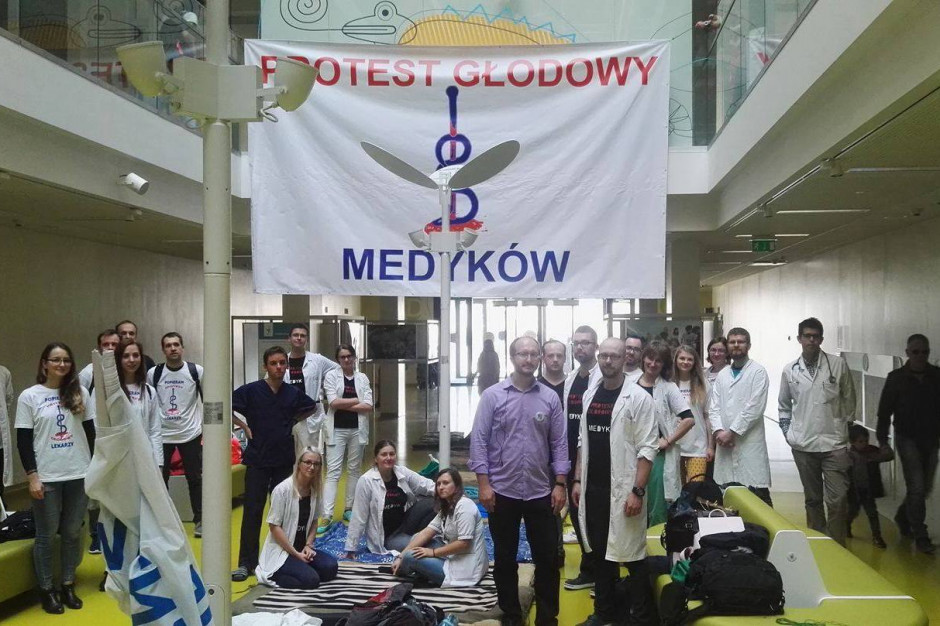Od 2 października młodzi lekarze prowadzą protest głodowy w hallu głównym Dziecięcego Szpitala Klinicznego w Warszawie. Źródło: strona PR OZZL na Facebooku Fiasko rozmów rezydentów z Radziwiłłem. Kontynuują głodówkę