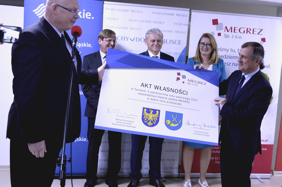 Prezydent Tychów Andrzej Dziuba, wicemarszałek województwa śląskiego Michał Gramatyka i Henryk Mercik, członek zarządu województwa śląskiego 5 października podpisali dokumenty dotyczące sprzedaży udziałów w szpitalnej spółce i nieruchomości. Tym samym szpital przeszedł w ręce tyskiego samorządu. Fot. Jacek Janik/PTWP Tyski samorząd przejął Szpital Wojewódzki Megrez Sp. z o. o.