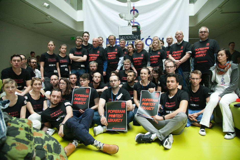 Prezes NRL Maciej Hamankiewicz poparł akcję lekarzy rezydentów, zakładając koszulkę z napisem "Popieram protest". Fot. PTWP/Paweł Pawłowski Hamankiewicz: zwróciliśmy się do międzynarodowych organizacji ws. protestu lekarzy