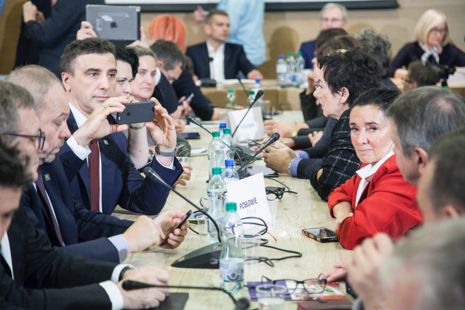 Jarosław Sachajko z Kukiz'15 (robi zdjęcie telefonem) podczas wyjazdowego posiedzenia sejmowej komisji zdrowia; FOT. PTWP Kukiz’15: niech partie przeznaczą swoje subwencje na służbę zdrowia