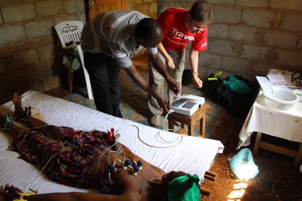 W Tanzanii przetestują prototypowy model stetoskopu. Fot. Fundacja Pomocy Humanitarnej „Redemptoris Missio” W Tanzanii przetestują prototypowy model stetoskopu