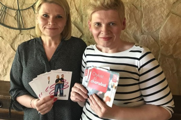 - Grono lekarzy przygotowanych do leczenia otyłości obejmuje zaledwie kilkudziesięciu specjalistów - wskazuje Magdalena Gajda, prezes Fundacji OD-WAGA (po prawej na zdjęciu z Katarzyną Partyką, prezes Stowarzyszenia Pacjentów Bariatrycznych CHLO). Fot. Materiały prasowe Eksperci: otyli pacjenci mają utrudniony dostęp do świadczeń medycznych