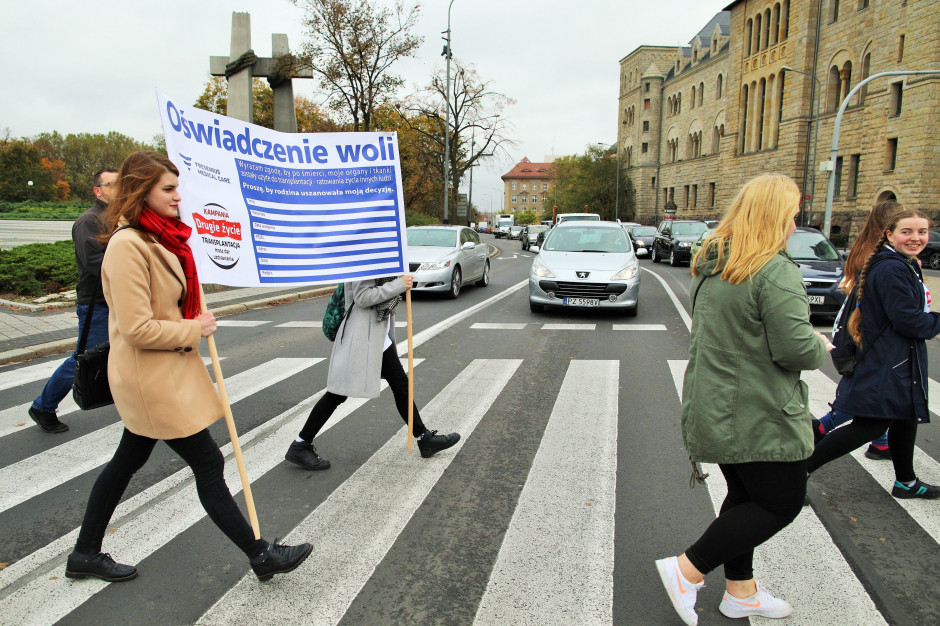 Młodzież biorąca udział w akcji, w kilku punktach Poznania od godzin porannych rozdawała oświadczenia woli. Fot. Materiały prasowe W Poznaniu zainaugurowano 10. edycję kampanii społecznej "Drugie życie"