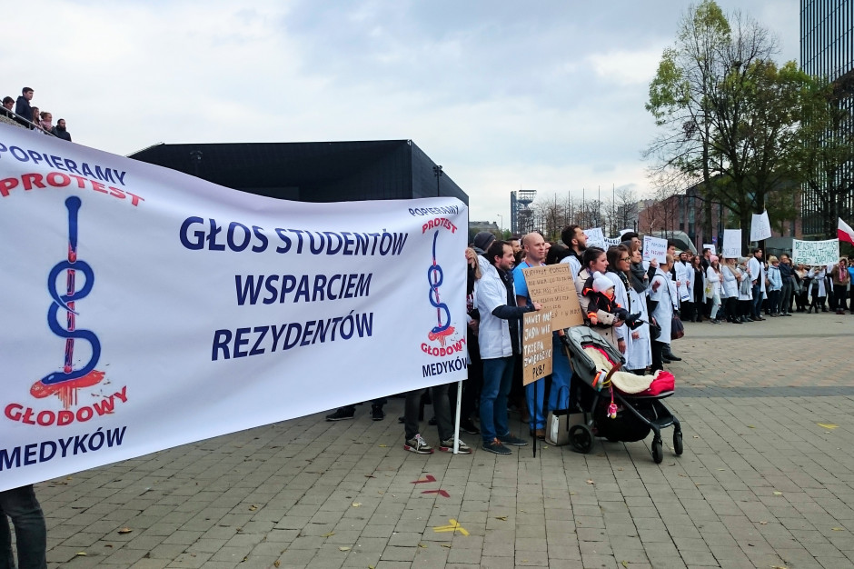 Od kilku dni Porozumienie Zawodów Medycznych organizuje manifestacje poparcia dla rezydentów. Na zdj.: wtorkowa (24 października) manifestacja w Katowicach. Fot. PTWP/Katarzyna Gubała W Łodzi marsz poparcia dla głodujących rezydentów. Zapowiedź zmiany formy protestu