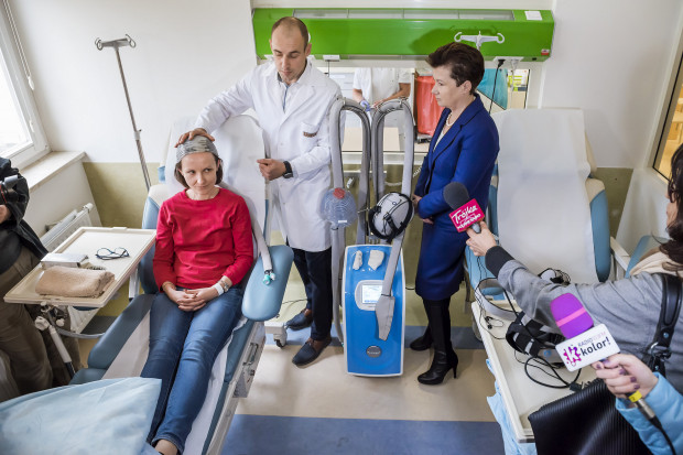 Strach przed utratą włosów powoduje, że część pacjentów rezygnuje z chemioterapii. Fot. Archiwum Warszawa: nowatorska terapia w szpitalu im. Świętej Rodziny
