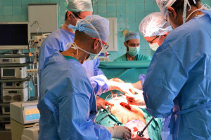Sosnowiec: dr Grimberg wykonał pokazowe wszczepienie endoprotezy stawu ramiennego 