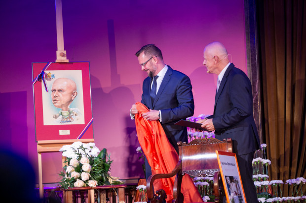 Benefis prof. Zbigniewa Włodarczyka w Filharmonii Pomorskiej z udziałem wicemarszałka Zbigniewa Ostrowskiego. Fot. Tymon Markowski/Urząd Marszałkowski Województwa Kujawsko-Pomorskiego Bydgoszcz: transplantolog prof. Włodarczyk uhonorowany Unitas Durat