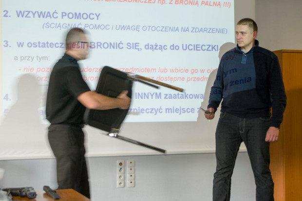 Podczas szkolenia ćwiczono m.in. obronę krzesłem; FOT. WPR, Jerzy Posledni Katowice: ratownicy uczą się, jak radzić sobie z agresją pacjentów