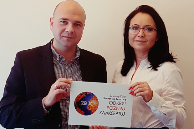 Bartłomiej Chmielowiec i Dagmara Samselska; FOT. Materiały prasowe RPP spotkał się z pacjentami chorymi na łuszczycę i ŁZS