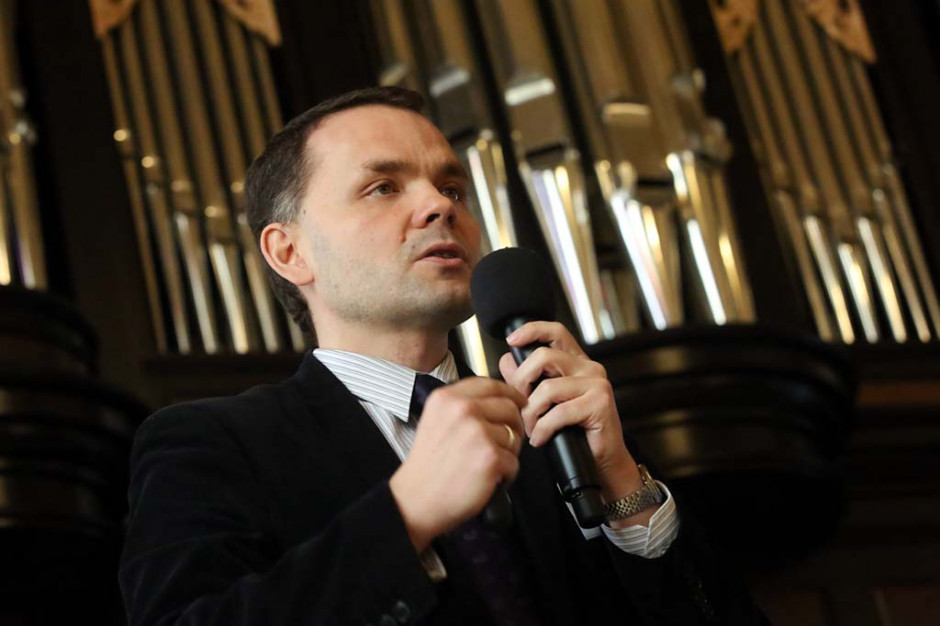 - Należy zmierzyć, ile czasu tak naprawdę pacjent spędza w łóżku w ciągu doby, ponieważ leżenie to też odpoczynek - wskazywał dr hab. Adam Wichniak. Fot. Eliza Madej/PTWP Kłopoty ze snem w starszym wieku? Co warto wiedzieć nim sięgniemy po pigułkę