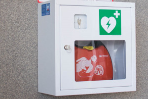 Białystok: defibrylatory już dostępne w kilkunastu miejscach w mieście