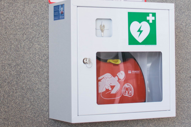 Często uważa się, że AED może być używane nawet bez przeszkolenia, ale praktyka pokazuje co innego Fot. Archiwum Publicznymi defibrylatorami łatwo się pochwalić. Ale z ratowaniem życia bywa różnie