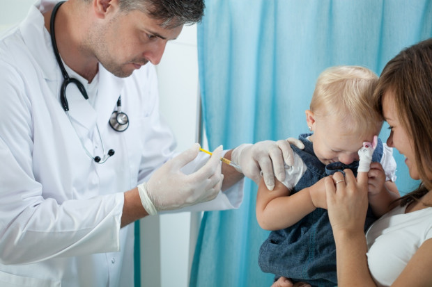 Możliwe jest indywidualizowanie postępowania wobec szczepionego dziecka. Fot. Shutterstock Specjaliści: szczepień obowiązkowych nie można zaniechać