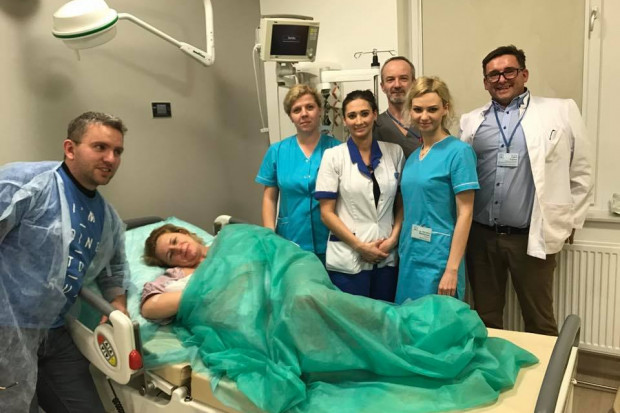Zdjęciem szczęśliwych rodziców i zespołu medycznego Szpital im. Świętej Rodziny w Poznaniu pochwalił się na swoim profilu na portalu społecznościowym. Fot. Szpital im. Świętej Rodziny w Poznaniu Poznań: 3000 porodów w rok - szpital cieszy się rekordem