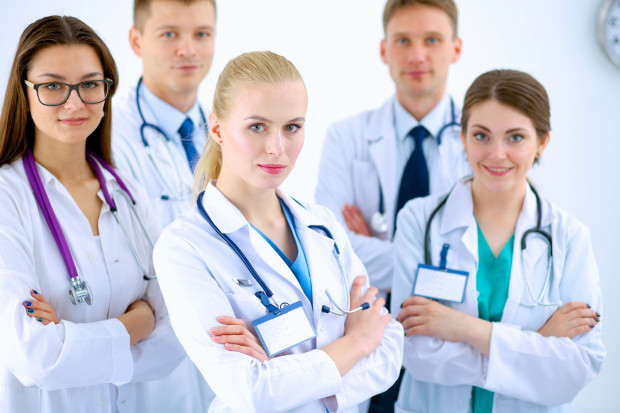Młodzi lekarze nadal oczekują zmian w organizacji systemu specjalizacyjnego. Fot. Shutterstock Czy będą zmiany w organizacji rezydentur? Ministerstwo Zdrowia nad nimi pracowało...
