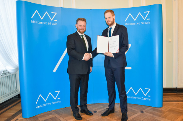 Minister zdrowia Łukasz Szumowski 17 stycznia 2017 r. wręczył Januszowi Cieszyńskiemu nominację na podsekretarza stanu. Fot. mz.gov.pl Jest nowy wiceminister zdrowia, zajmie się m.in. informatyzacją