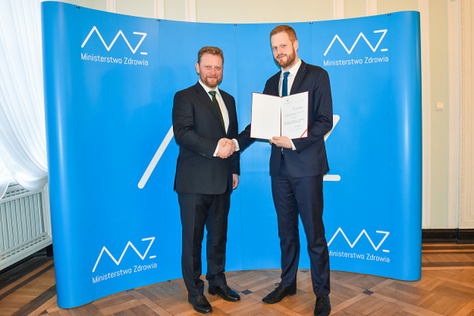 Minister zdrowia Łukasz Szumowski 17 stycznia 2017 r. wręczył Januszowi Cieszyńskiemu nominację na podsekretarza stanu. Fot. mz.gov.pl Jest nowy wiceminister zdrowia, zajmie się m.in. informatyzacją