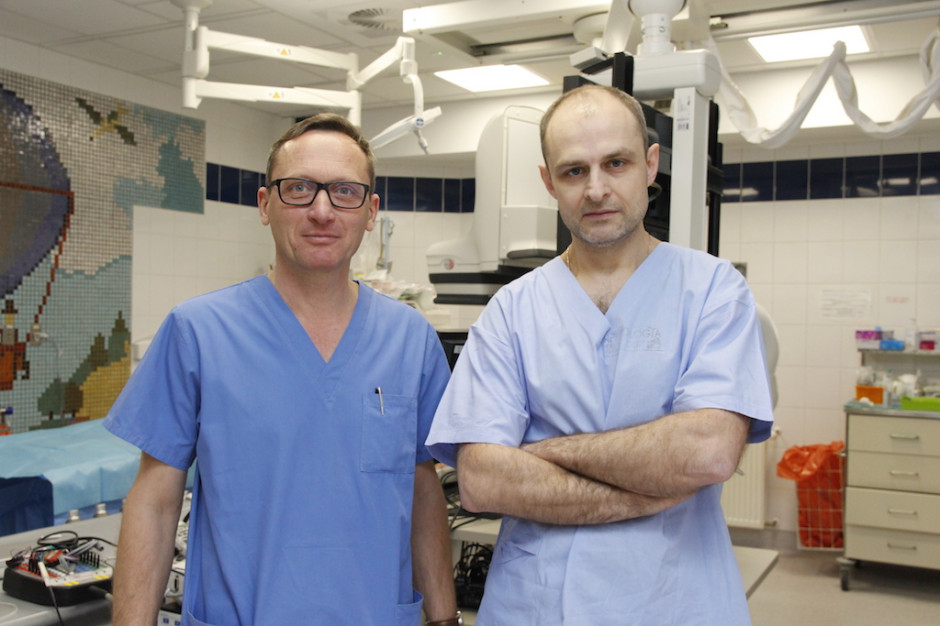 Od lewej: dr Maciej Pitak, kardiolog z USD, obok prof. Marek Jastrzębski ze Szpitala Uniwersyteckiego Fot. USD w Krakowie Kraków: najmłodsza pacjentka z podskórnym kardiowerterem