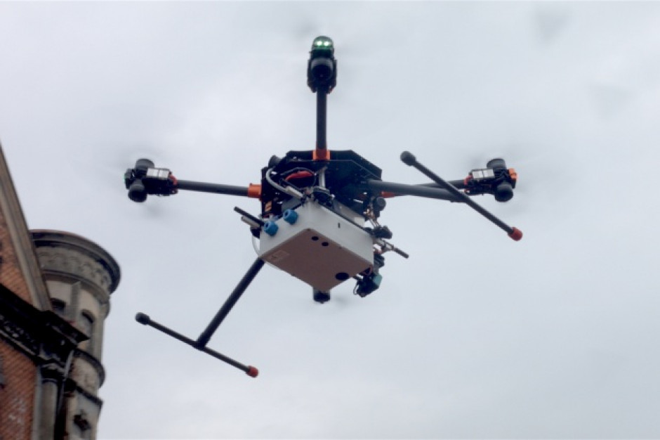 Dron może ominąć korki i dostarczyć pilnie potrzebną krew. Fot. PTWP (zdjęcie ilustracyjne) Dron Hermes będzie w Polsce pilnie dostarczał krew, właśnie jest testowany