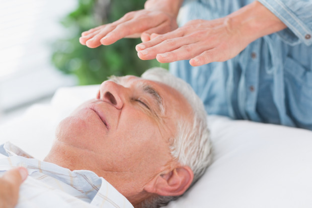 Obecne wyliczenia ekspertów mówią już o ponad 100 tysiącach bioterapeutów, healerów, zielarzy, homeopatów, kręgarzy, hipnoterapeutów, radiestetów, irydologów... Fot. Shutterstock Coraz więcej chorych w objęciach paramedycyny. Czas na poważną dyskusję?