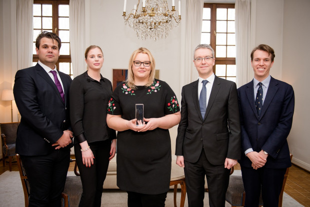 Zwyciężczynią konkursu została Aldona Reczek-Chachulska. Polskiej laureatce nagrodę wręczył osobiście Ambasador Szwecji - Stefan Gullgren. Fot. Materiały prasowe Polska studentka wyróżniona Nagrodą Pielęgniarską Królowej Sylwii