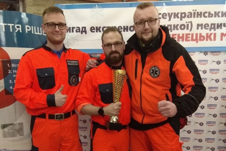 Zwycięską załogę z Krakowskiego Pogotowia Ratunkowego tworzyły trzy osoby: Mariusz Andrzejczak, Tomasz Scelina i Tomasz Turcza.Mistrzostwa ratowników. Fot. Krakowskie Pogotowie Ratunkowe Zespół Krakowskiego Pogotowia Ratunkowego wygrał zawody na Ukrainie