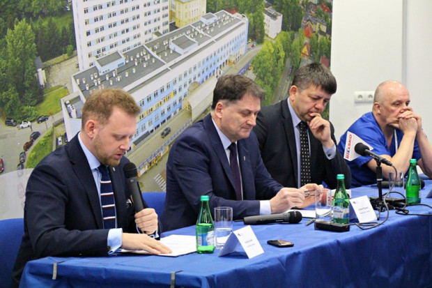 Podczas konferencji omówiono dalsze etapy budowy lądowiska przy Szpitalu Śląskim. Docelowo ma ono powstać na Pawilonie Łóżkowym. Fot. Materiał prasowy Cieszyn: szpital ma nowoczesny sprzęt za ponad 2 mln zł i plany rozbudowy